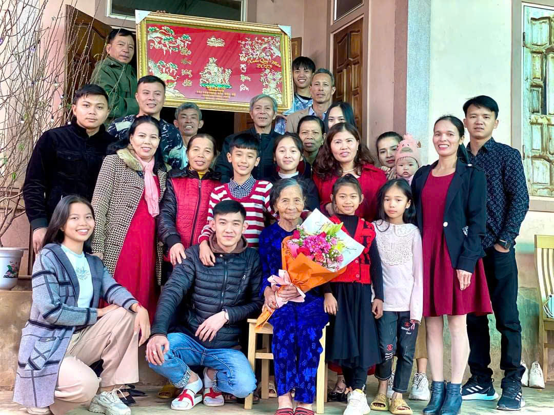 Chụp hình với gia đình