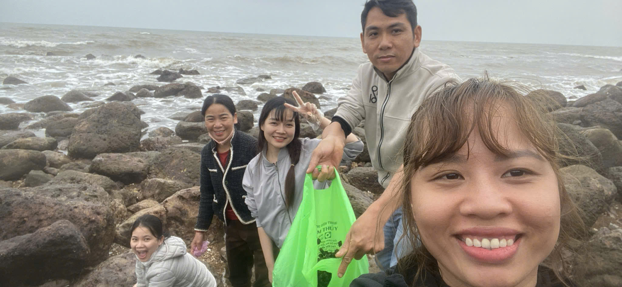 Bắt ốc ngoài bãi đá biển Quỳnh